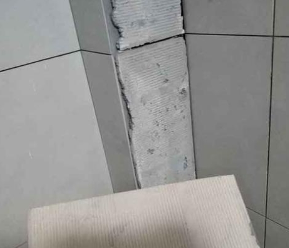 鄢陵瓷砖空鼓维修公司分享下厨房瓷砖脱落的补救措施。